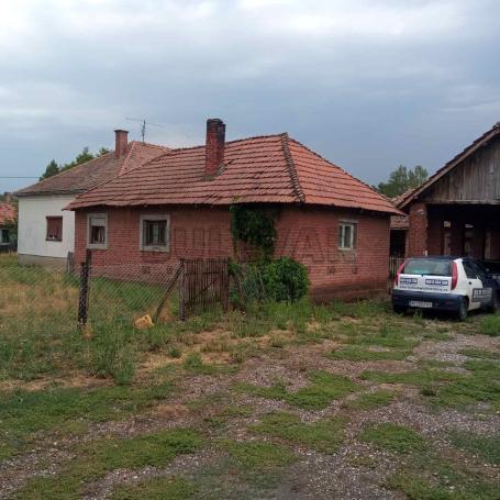 Seosko domaćinstvo u selu Sepci kod Rače - Kuća sa pomoćnim objektima, lokalom i izlazom placa na Ja