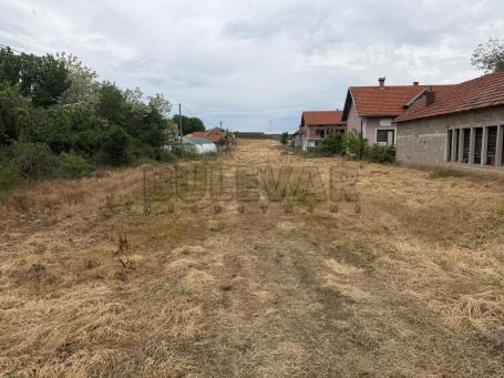 Plac  pored  glavnog  puta  u  Pejkovcu, 48 ari