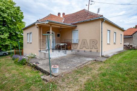 Ekskluziva,  kuća  u  Blacu,  151 m2, na  placu  od  4.218  m2