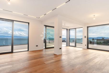 5★ LOVRAN – 335 m² UKUPNO! Stan 124 m² + natkrivena terasa 49 m² + vrt i parking 162 m² – 3 sobe, DB