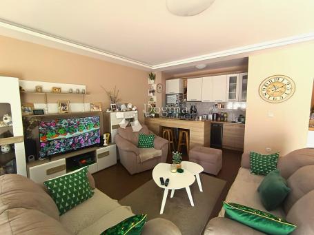 PORODIČNI STAN U CENTRU STARE PAZOVE – 87 m² + GARAŽA