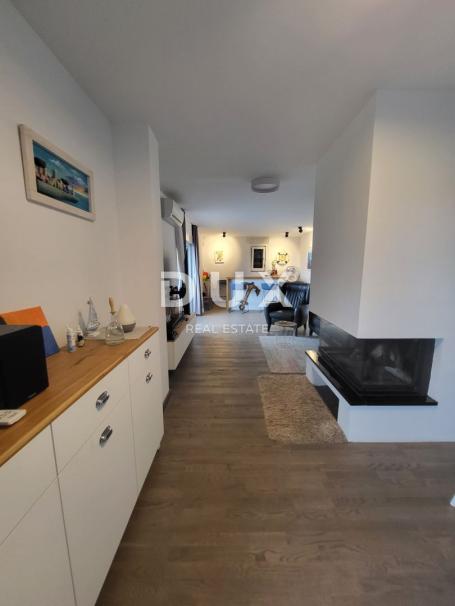 PREKO, ZADAR - Penthouse novogradnja s bazenom, 2 minute od plaže!