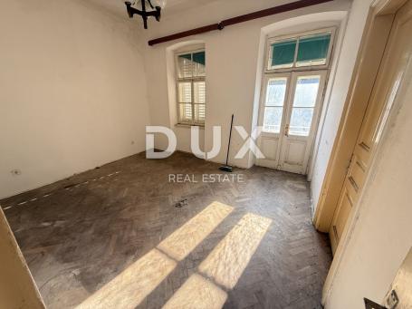 CRIKVENICA - Dvoetažni apartman za renovaciju, 1. red do mora!