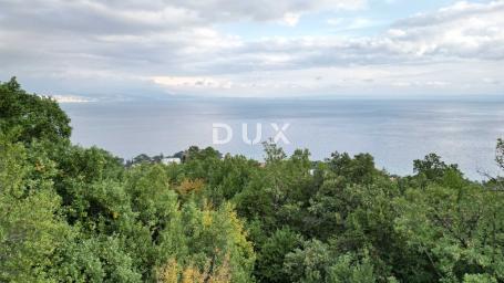 OPATIJA, CENTAR - građevinsko zemljište 950m2 s građ. dozvolom i panoramskim pogledom na more za obi