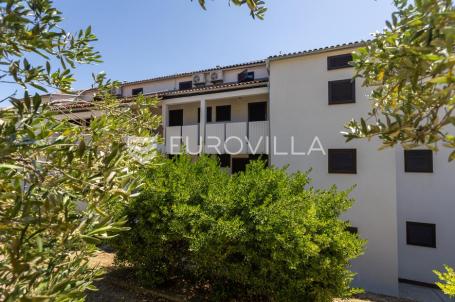 Istra, Duga Uvala, prizemlje, adaptirani apartman u sklopu naselja s pogledom na more,150 m od mora