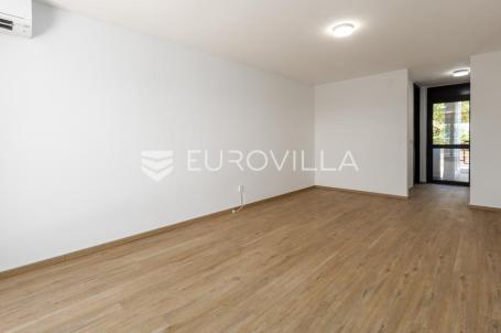 Istra, Duga Uvala, 1. kat, adaptirani apartman u sklopu naselja s pogledom na more,150 m od mora