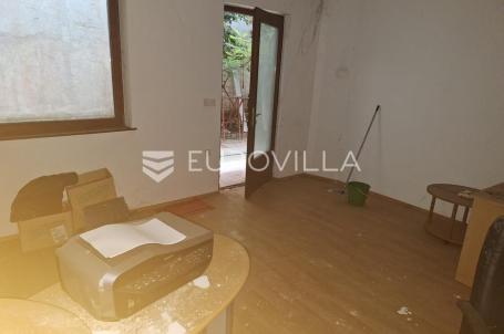 Karlovac, Zvijezda, poslovni prostor 24 m² s terasom u centru grada