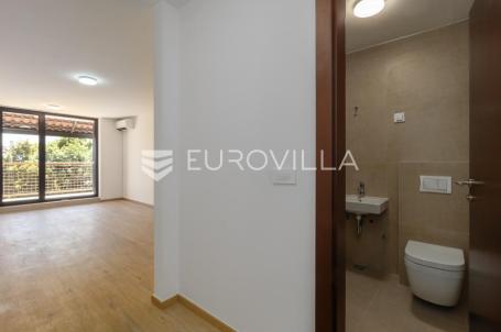 Istra, Duga Uvala, 1. kat, adaptirani apartman u sklopu naselja s pogledom na more,150 m od mora