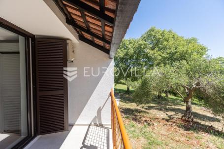 Istra, Duga Uvala, prizemlje, adaptirani apartman u sklopu naselja s pogledom na more,150 m od mora