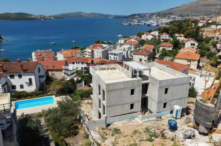 Trogir, Čiovo, trosoban stan s privatnim bazenom i dva parkirna mjesta