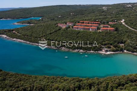 Istra, Duga Uvala, prizemlje, adaptirani apartman u sklopu naselja s pogledom na more,150 m od mora