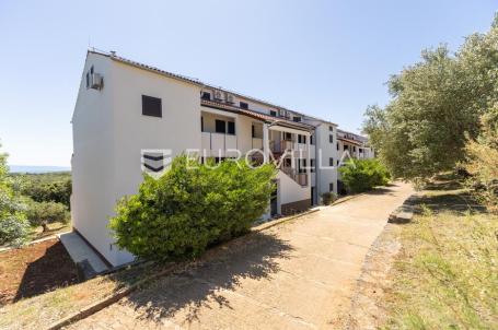 Istra, Duga Uvala, prizemlje, adaptirani apartman u sklopu naselja s pogledom na more,150 m od mora