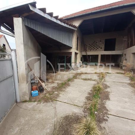 Odličan, pomoćni ekonomski  objekat, 176m2, na placu 2.75ari, ozakonjen, Čečina