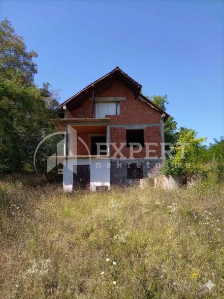 Kuća u Jug Bogdanovcu, površine 86m2 sa placem od 30 ari
