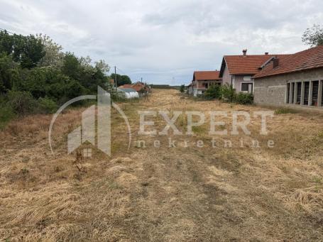 Plac  pored  glavnog  puta  u  Pejkovcu, 48 ari