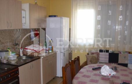 Merošina, stan u zgradi 68m2 na visokom prizemlju