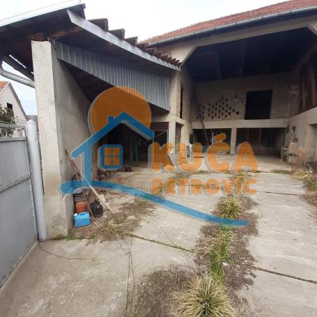 Odličan, pomoćni ekonomski  objekat, 176m2, na placu 2.75ari, ozakonjen, Čečina