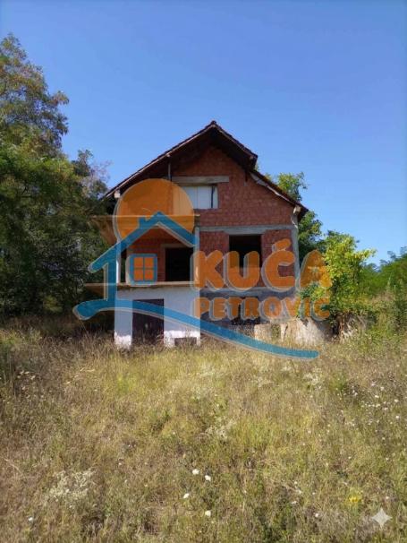 Kuća u Jug Bogdanovcu, površine 86m2 sa placem od 30 ari