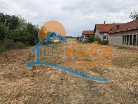 Plac  pored  glavnog  puta  u  Pejkovcu, 48 ari