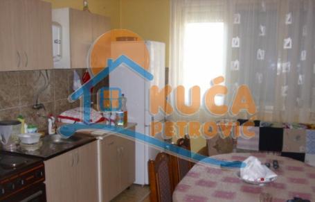 Merošina, stan u zgradi 68m2 na visokom prizemlju