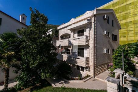 Vila, 417m2, Bečići, Budva