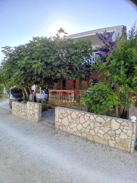 Vir, južna strana kuća 2 apartmana sa garažom blizu mora