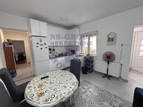 Dvosoban dvorišni stan površine 54m² u samom centru Veternika. 