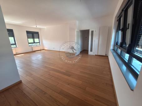 Luksuzan penthouse u novoj zgradi kod parka
