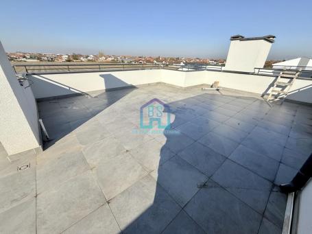 Troiposoban sta sa gratis krovnom terasom površine 90 m² i dva parking mesta