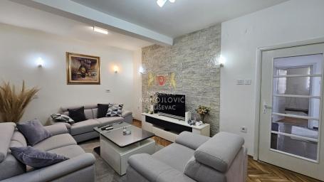 Kuća 300 m² na 6,6 a placa u Kruševcu, Pejton