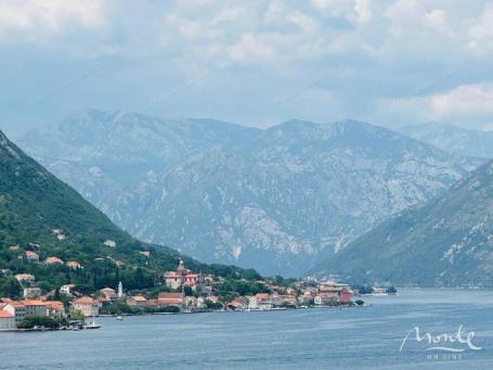 Funkcionalan dvosoban stan sa dva balkona i parkingom u Dobroti, Kotor