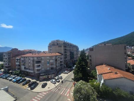 Prostoran dupleks penthaus sa 3 spavaće sobe u Rozini, ravnom delu Budve. 