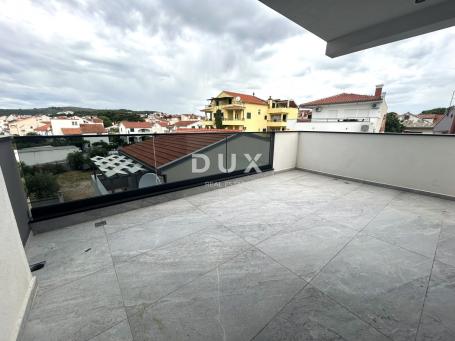 ŠIBENIK, VODICE – Penthouse s krovnom terasom, 120m od plaže, 2 garaže