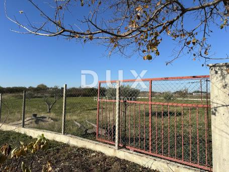 ZADAR, CRNO - Zemljište uz građevinsku zonu - Prilika za investiciju 