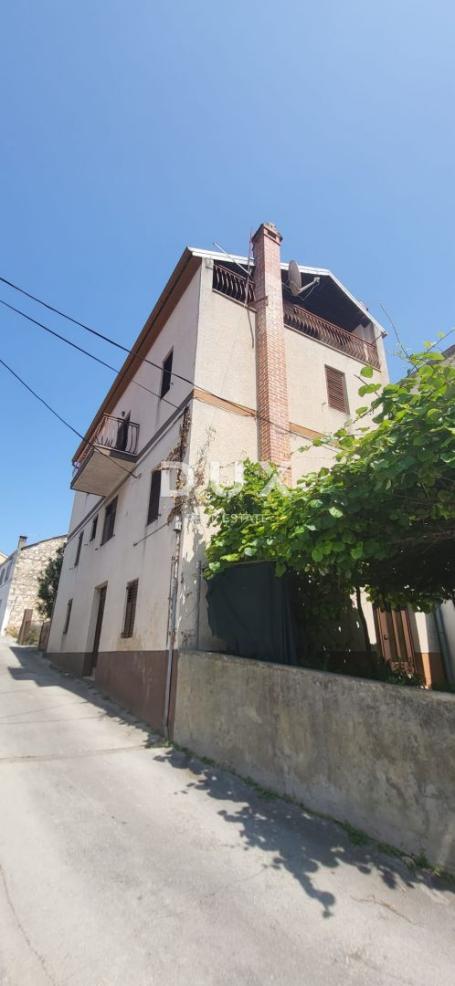 OTOK UGLJAN, KALI - Prostrana kuća 180 m od mora s četiri etaže i tri parkirna mjesta!