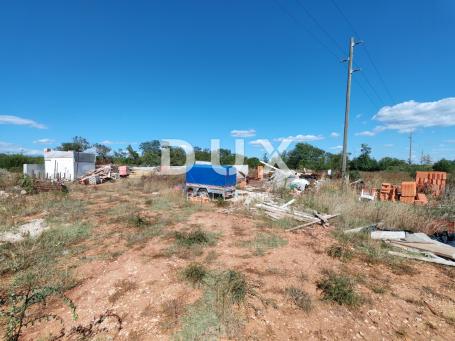 ZADAR, NINSKI STANOVI - Zemljište s ishodovanom građevinskom dozvolom za vilu s bazenom i pomoćnim o