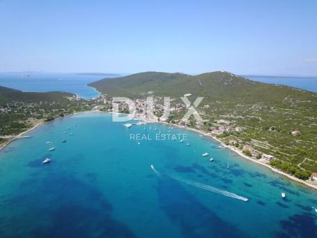 OTOK IST - Građevinsko zemljište 70 m od mora!