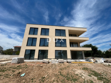 VODICE – 3SS+DB stan s vrtom i pogledom na more, 70 m od mora i plaže