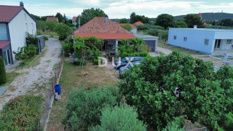 ZADAR, DEBELJAK - Prizemnica s velikom okućnicom!