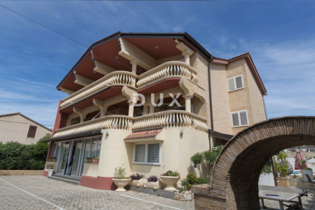 DALMACIJA, VODICE - Apartmanska kuća 
