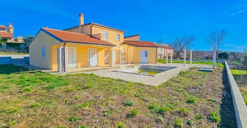 Kaštel! Samostojeća kuća sa bazenom i velikom okućnicom u izgradnji!