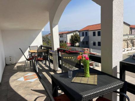 Vir, samostojeca kuca sa 5 apartmana, cca. 200m do mora
