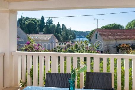 Prostrani apartman tik do mora, Brač