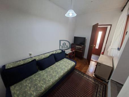 Izdaje se stan u centru grada – u blizini keja sa uračunatim troškovima