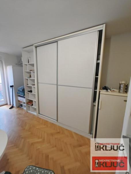 Garsonjera u Adamovićevom Naselju, Novi Sad, 28 m², 3. sprat