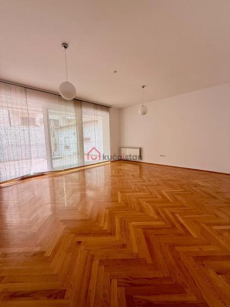 Lep stan sa dvorištem od 150m² i garažom