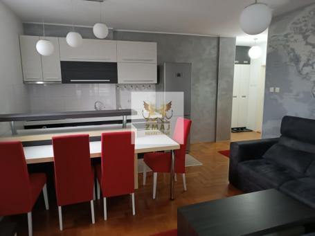 NAMESTEN, TROSOBAN STAN 63m2, SA GARAZOM 14m2! DVOSTRANO ORIJENTISAN