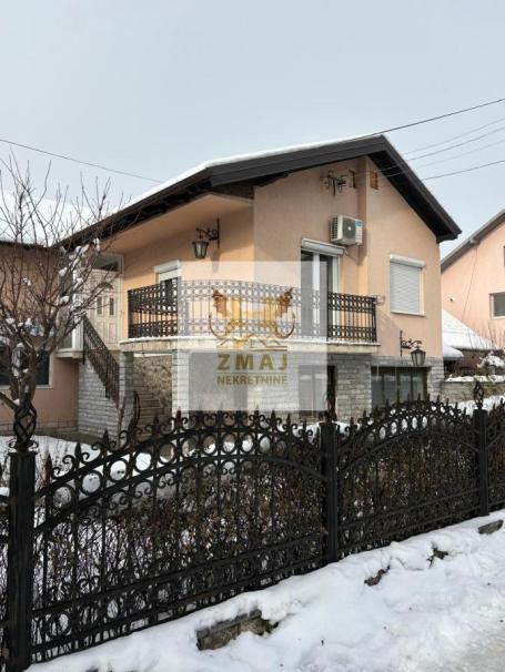 DVE KUĆE U JEDNOM DVORIŠTU - VELIKA GARAŽA ZA PUNO VOZILA