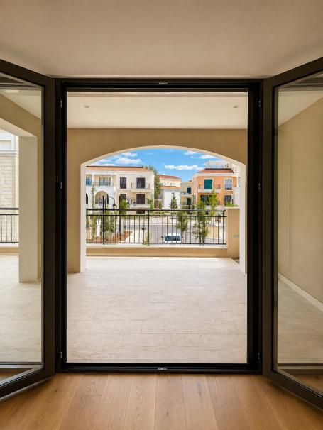 Elegantna rezidencija sa privatnim vrtom u Luštica Bay-u, Centrale