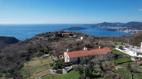 Prodaja autentičnih kamenih kuća 370 m² sa dvorištem 2.500 m² – Čelobrdo, Sveti Stefan